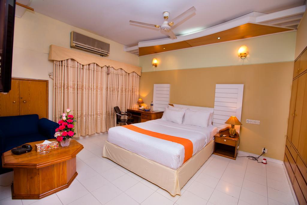 Hotel Golden Deer Dhaka Exteriör bild